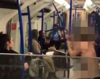 Видео с танцующим в метро голым пассажиром становится вирусным
