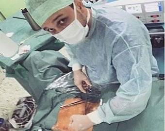 Хирурга осудили за селфи на фоне пациентки под наркозом