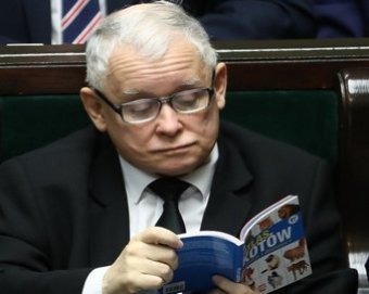 Лидер правящей партии Польши на заседании Сейма читал книгу «Атлас котов»