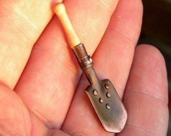 Россиянка пытается отсудить детей у экс-супруга, поклоняющегося «святой лопате»