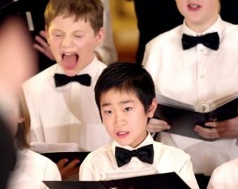 Детский хор накормили острым перцем и попросили  спеть рождественскую песню