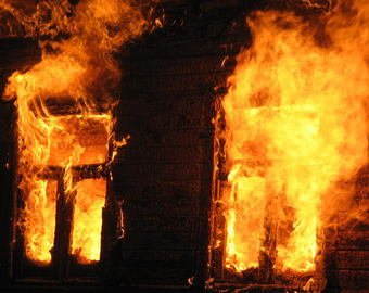 Мужчина попытался сжечь клопа и спалил шесть домов