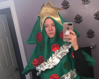 Девушка ходит по улицам в костюме елки, проиграв пари в интернете