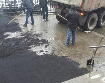Замощенный плиткой тротуар в центре Москвы залили асфальтом