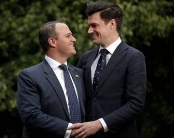 Дебаты об однополых браках в Австралии закончились помолвкой двух мужчин