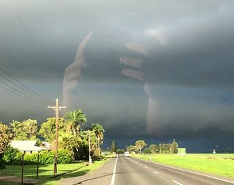 Австралийцев напугала оптическая иллюзия с "руками Бога" в небе