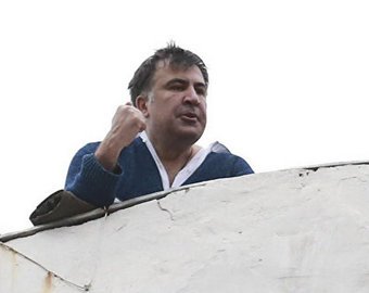 Удирающего по крыше от спецназа Саакашвили превратили в мем