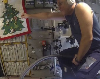 Космонавт оседлал пылесос и полетал на нем по МКС