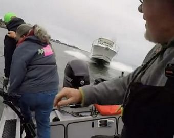 Рыбаки успели спастись за секунды до столкновения лодки с катером