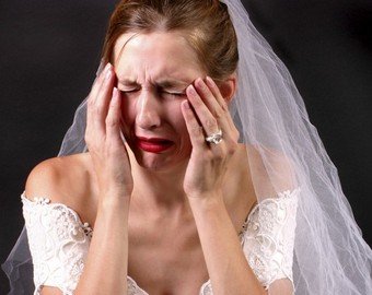 После череды неудач невеста опоздала на свадьбу и осталась одна