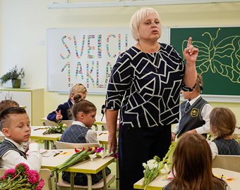 Минобразования Латвии наградило лучших педагогов грамотами, ручками и кабачковой икрой с плесенью