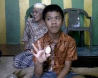 Подросток из Индонезии «снес» 18 яиц за два года