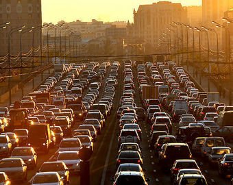 Стоявшего в пробке москвича заставили оплатить неправильную "парковку"