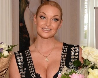 Анастасию Волочкову обвиняют в использовании фотошопа для увеличения груди