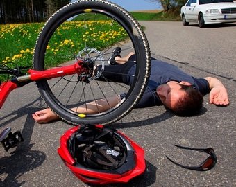 Велосипедиста оштрафовали за наезд на яму