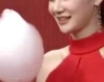 Китаянку, съевшую сладкую вату за три секунды, окрестили «настоящей леди»
