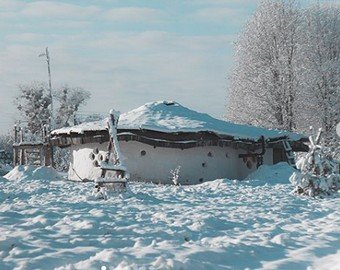 Белорус построил в глуши "домик Хоббита"