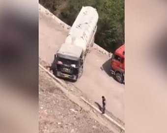Водитель грузовика совершил опасный разворот над обрывом