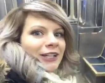 Пассажирка метро шокировала интернет-пользователей своим "жутким" пением