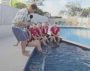 Тележурналист упал в бассейн во время интервью с пловцами