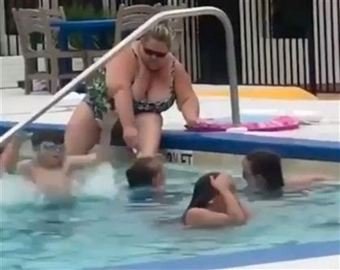 Женщина возмутила Сеть, побрив ноги в детском бассейне
