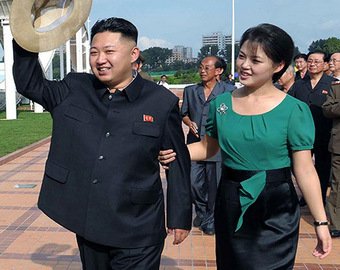 Лидер КНДР отпихнул фотографа, попытавшегося сфотографировать его жену
