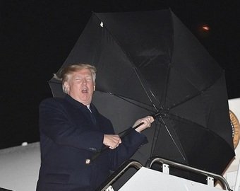 Дональд Трамп "объявил войну" зонту и проиграл