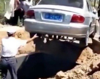В Китае автолюбителя похоронили в машине