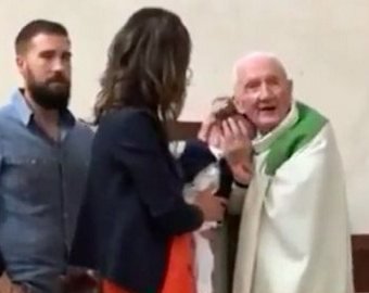 Во Франции священник ударил младенца во время крещения