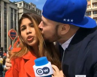 Фанат поцеловал и облапал журналистку во время прямого эфира