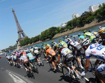 Велосипедист-экстремал пролетел над участниками «Тур де Франс»