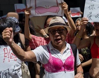 Сотни китайцев надели лифчики в знак протеста против полицейского произвола