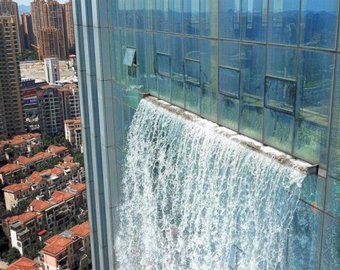 На небоскребе создали искусственный 108-метровый водопад