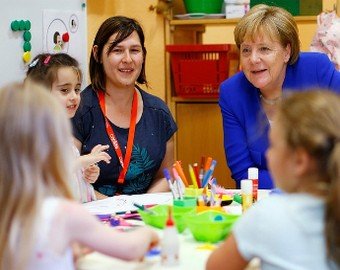 Меркель стала героиней секс-скандала в детсаду