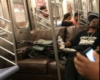 Пассажир спустился в метро со своим диваном