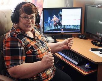 Бабуля из Новосибирской области зарабатывает на любви к компьютерным играм