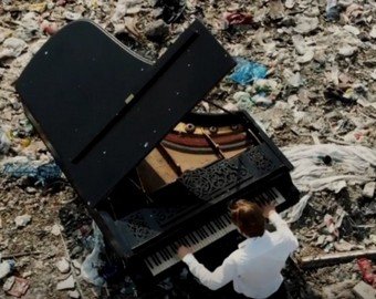 Пианист сыграл на рояле посреди мусорного полигона