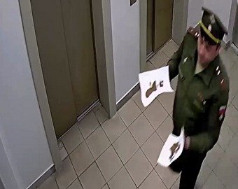 В Екатеринбурге человек в военной форме намазал фекалиями дверь IT-фирмы