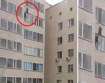 Мужчина чудом поймал сорвавшегося с 10 этажа ребенка