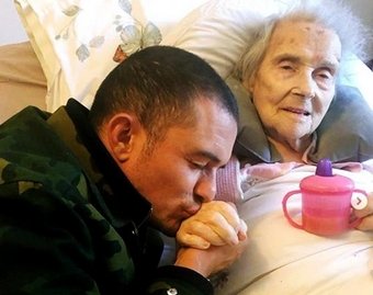 Орландо Блум обнародовал фото с 98-летней бабушкой