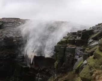 В Шотландии шторм «повернул вспять» водопад