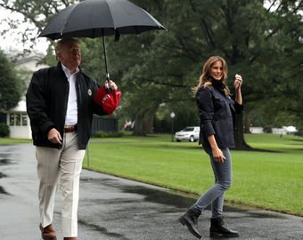 Дональд Трамп не рискнул поделиться зонтом с Меланией