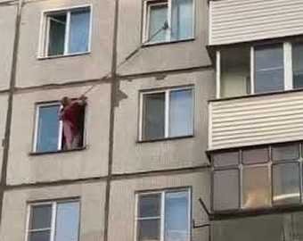 Девушка со шваброй спасла котёнка, застрявшего в окне пятого этажа