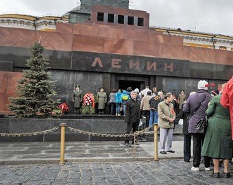 Интернет-пользователи шутят над «скорой» у мавзолея Ленина