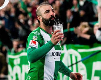 Футболист отметил гол выпитым пивом