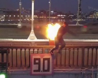 Каскадер устроил "огненное сальто" на Крымском мосту