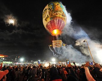 Воздушный шар с фейерверками взорвался над толпой зрителей
