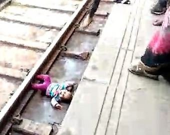 Младенец выжил после падения под поезд