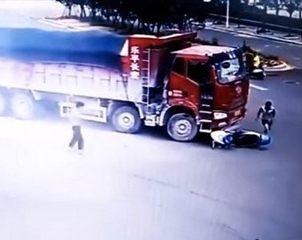 Лихач на скутере дважды избежал смерти под колесами грузовиков
