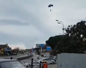 В Сочи парашютист приземлился на проезжую часть